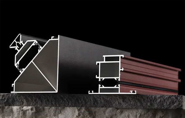原理：德式雙組份銷釘注膠工藝+整體結構性鋁角碼+工業級防滲膠拼角工藝;亮點：系統防水+整體穩固性強;廣告語：一體式無縫組角穩固性強,連大樹都能連根拔起的12級以上臺風，輕松擋了